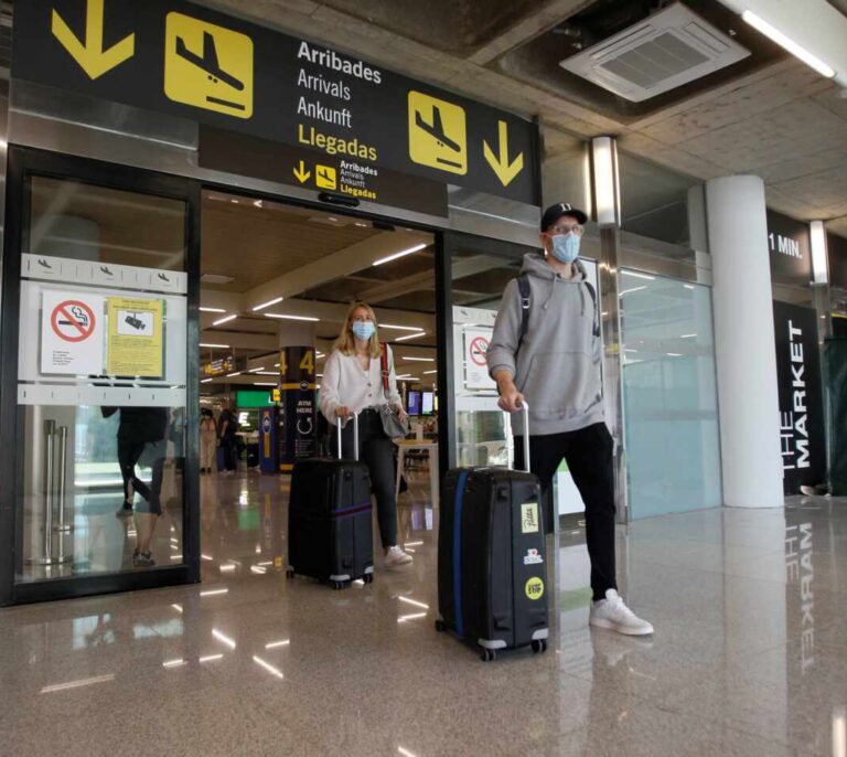 Los hoteleros quieren que el Gobierno pague parte de los billetes de avión de todos los españoles este verano