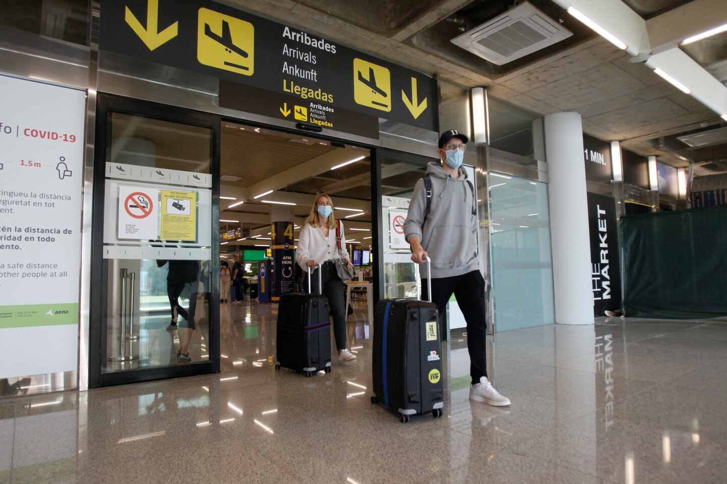 Pasajeros con mascarilla en el aeropuerto de Palma de Mallorca.