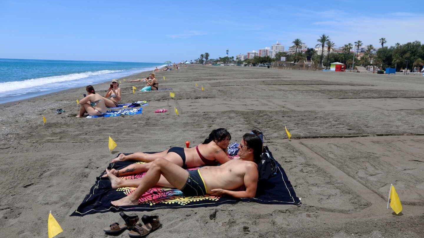 Bañistas en la playa de Málaga con zonas parceladas para mantener la distancia de seguridad.
