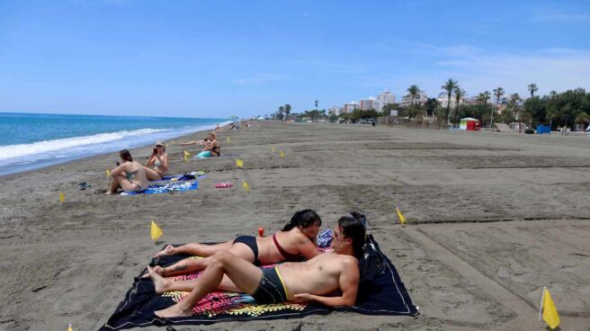 Bañistas en la playa de Málaga con zonas parceladas para mantener la distancia de seguridad. Bañistas en la playa de Málaga con zonas parceladas para mantener la distancia de seguridad.