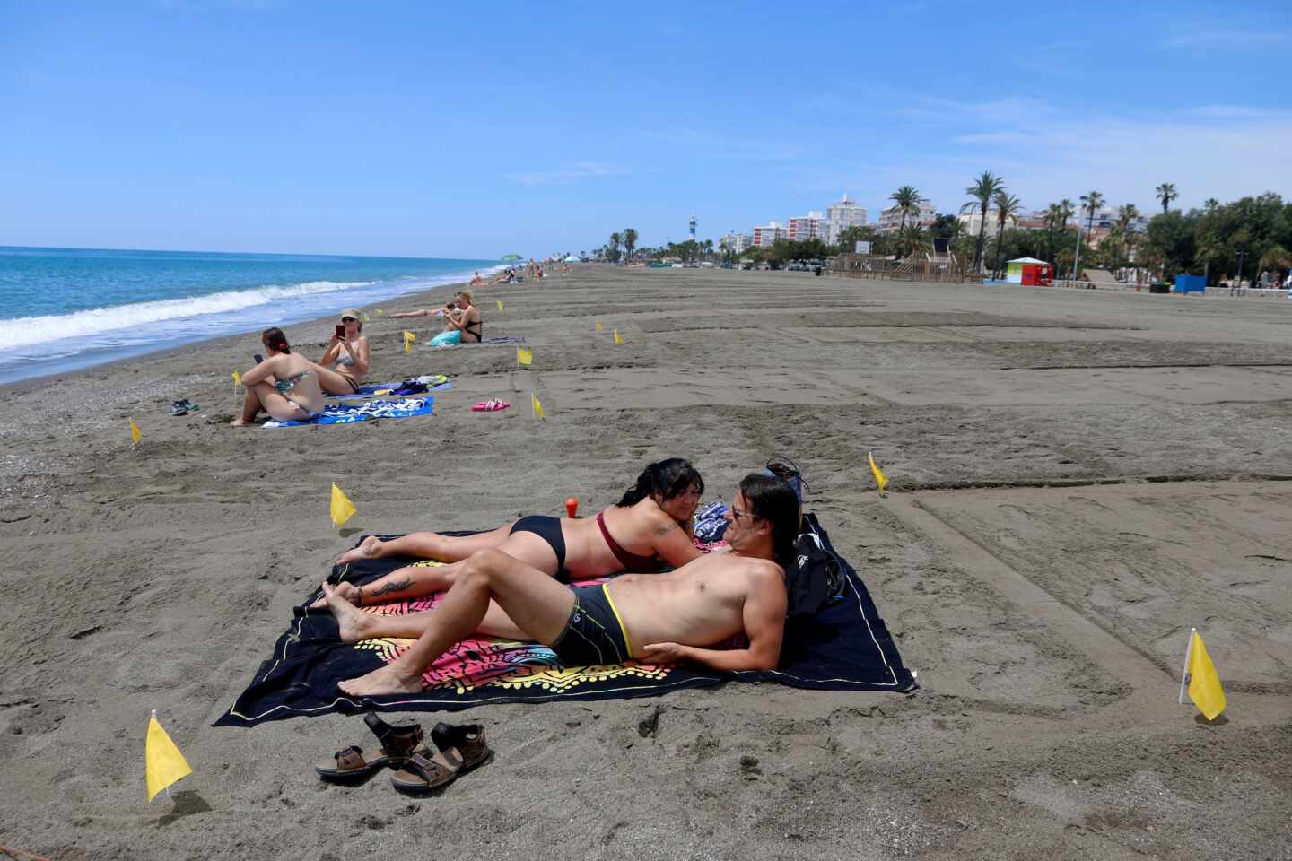 Bañistas en la playa de Málaga con zonas parceladas para mantener la distancia de seguridad.