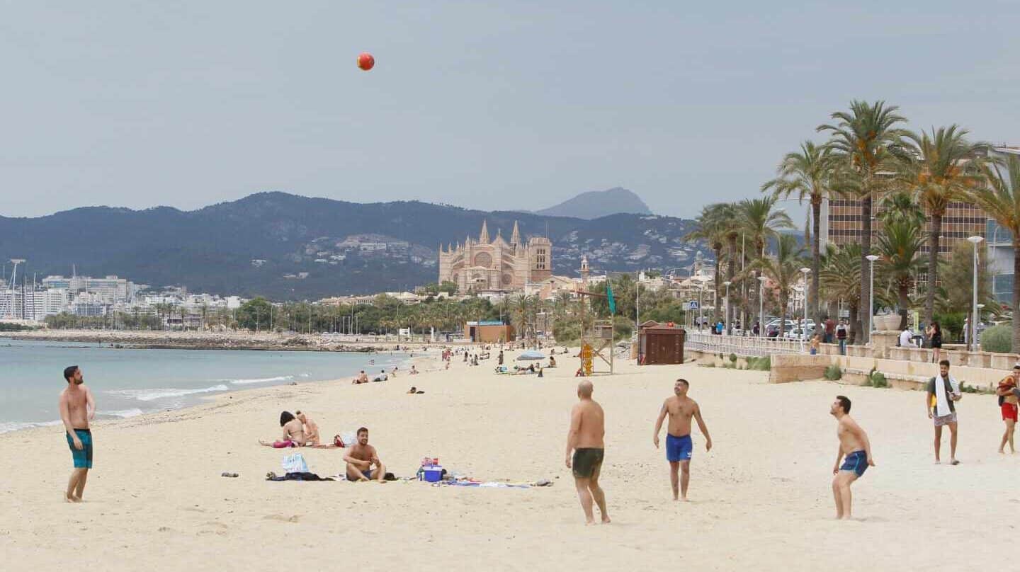 Bañistas en una playa de Palma de Mallorca.