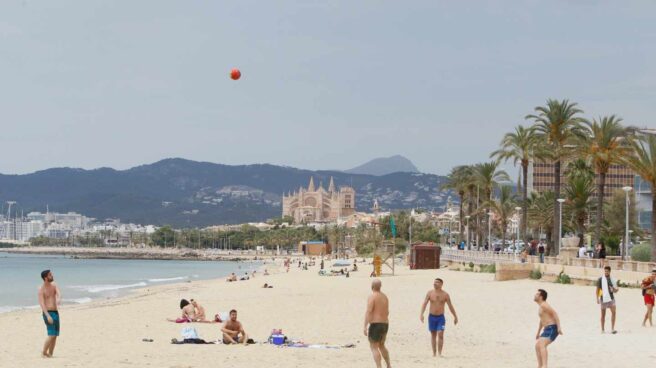 Bañistas en una playa de Palma de Mallorca.