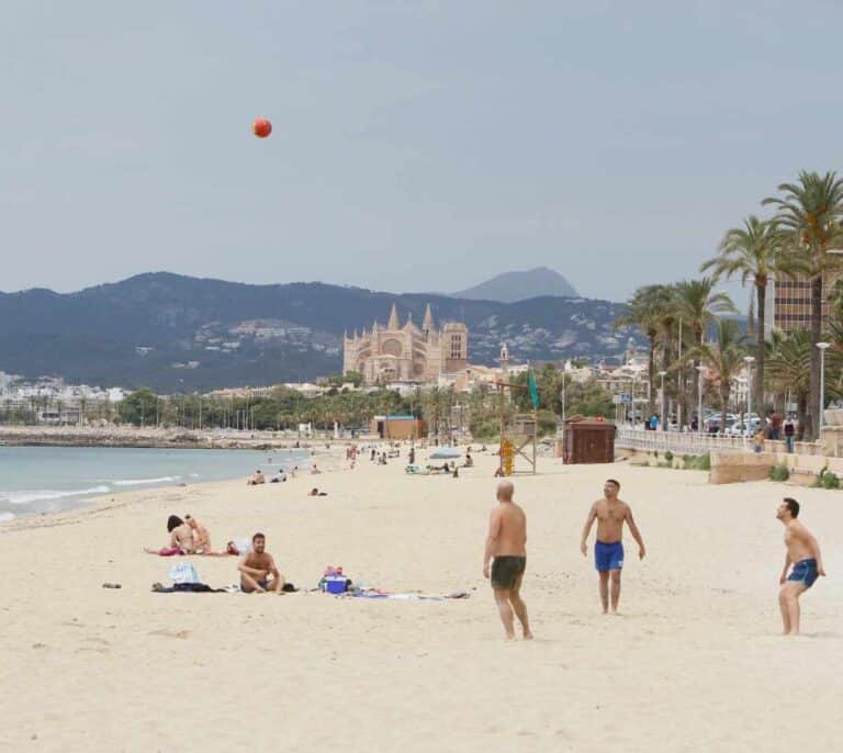 Cada euro que el turismo no ingresa hace un roto en alimentación, inmobiliarias o eléctricas