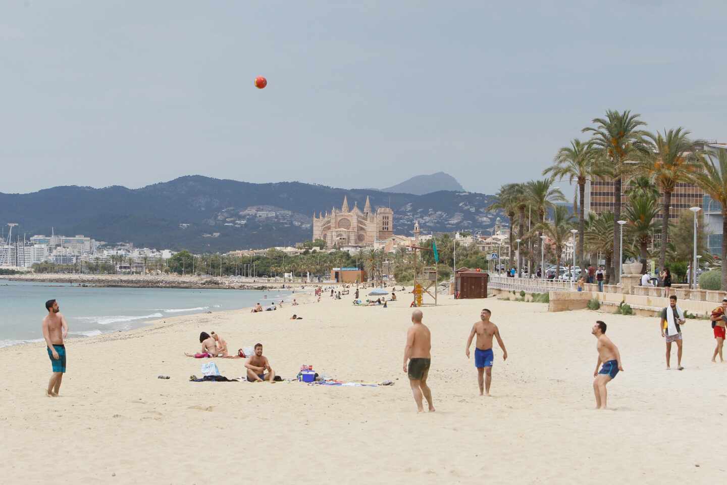 Bañistas en una playa de Palma de Mallorca.