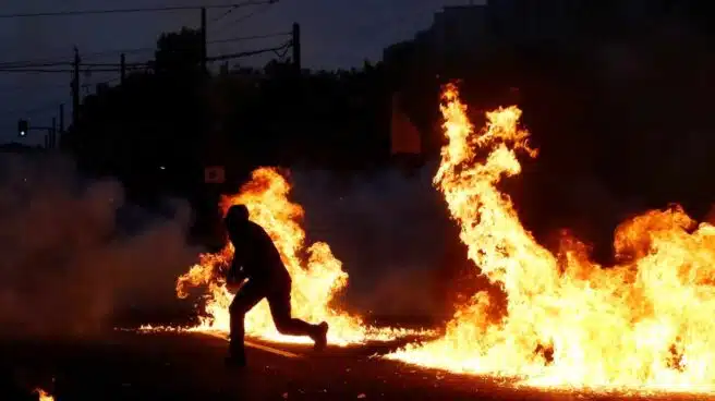 Radicales griegos provocan disturbios frente a la embajada de Estados Unidos en Atenas