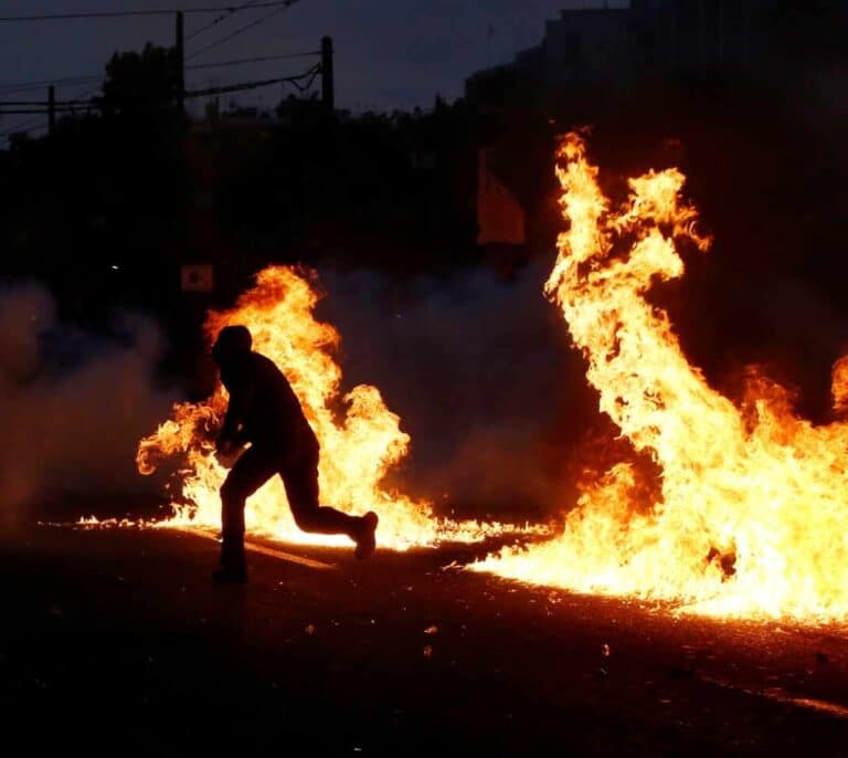 Radicales griegos provocan disturbios frente a la embajada de Estados Unidos en Atenas