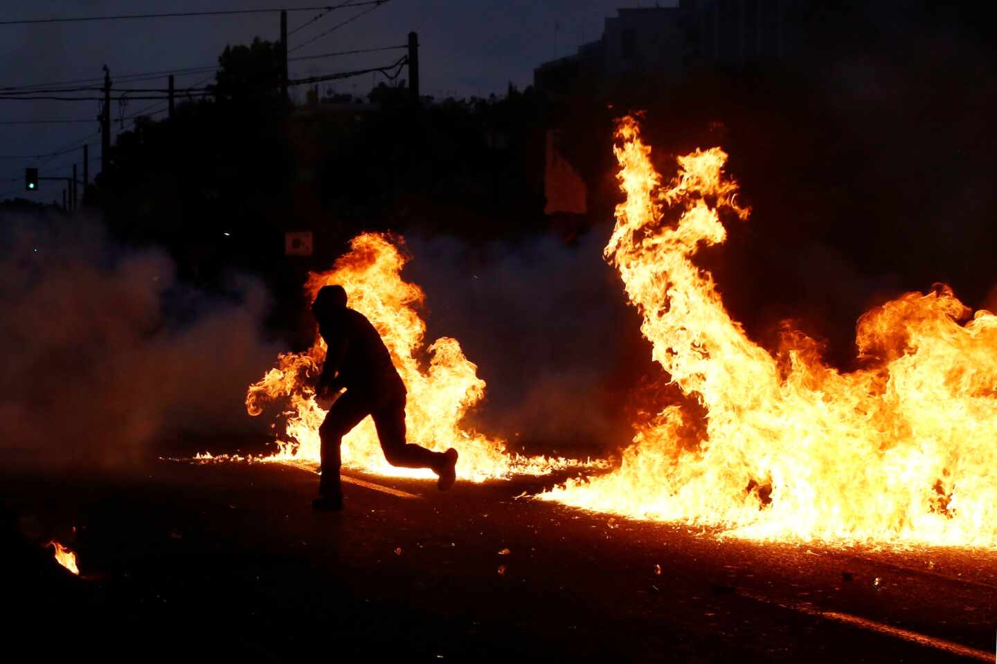 Radicales griegos provocan disturbios frente a la embajada de Estados Unidos en Atenas