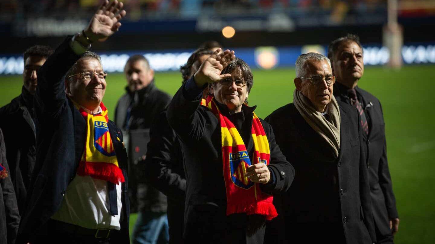 El presidente del USAP, François Rivière, recibe al expresident de la Generalitat Carles Puigdemont y a miembros del Consell per la República, este mes de febrero.
