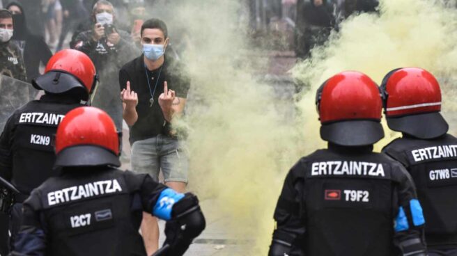 Radicales tratan de boicotear el mitin de Vox en Sestao.