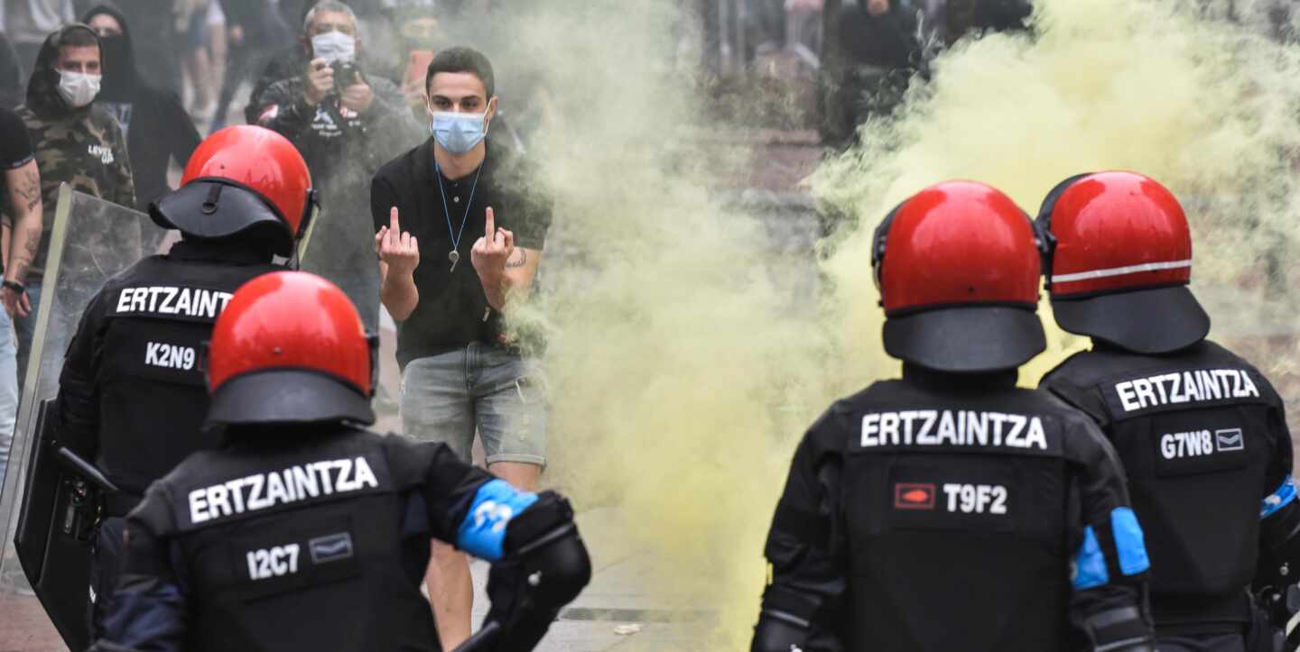 Radicales tratan de boicotear el mitin de Vox en Sestao.