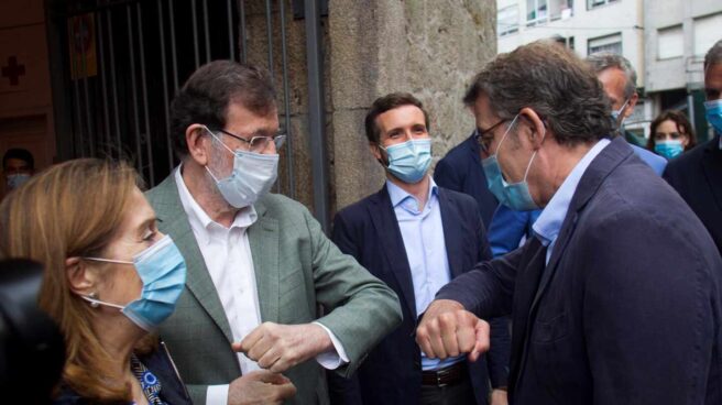 Mariano Rajoy y Alberto Núñez-Feijóo se saludan frente a Pablo Casado, este sábado en Pontevedra. Mariano Rajoy y Alberto Núñez-Feijóo se saludan frente a Pablo Casado, este sábado en Pontevedra.