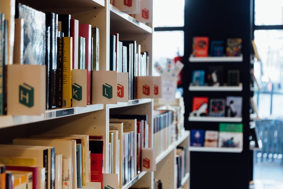 Fotografía de una estantería de una librería con muchos libros