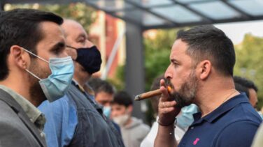 Vox arranca la campaña en Euskadi con mítines blindados entre piedras y botellas