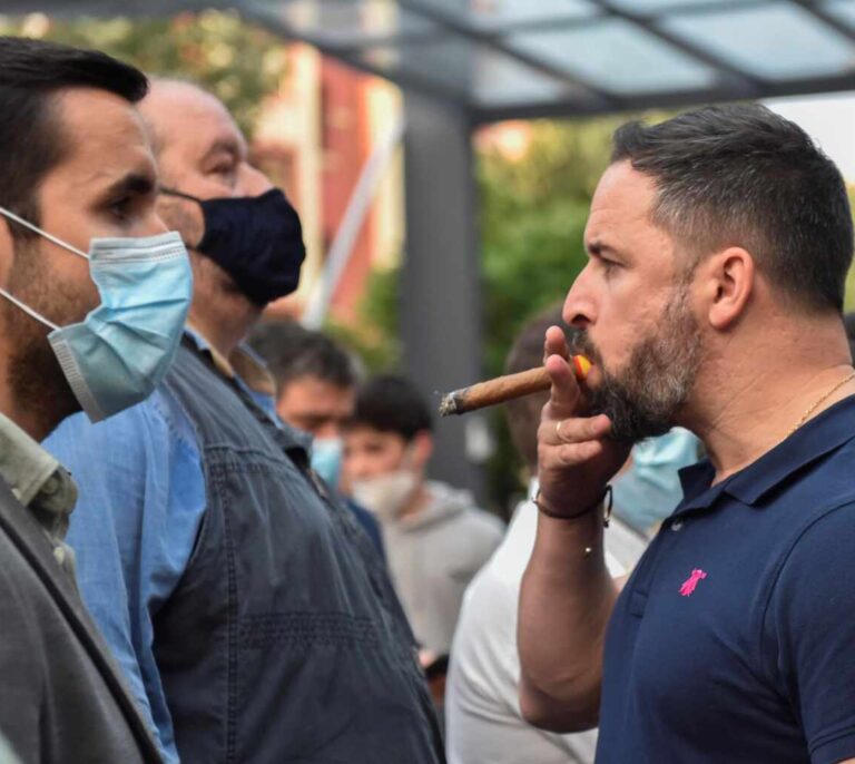 Vox arranca la campaña en Euskadi con mítines blindados entre piedras y botellas