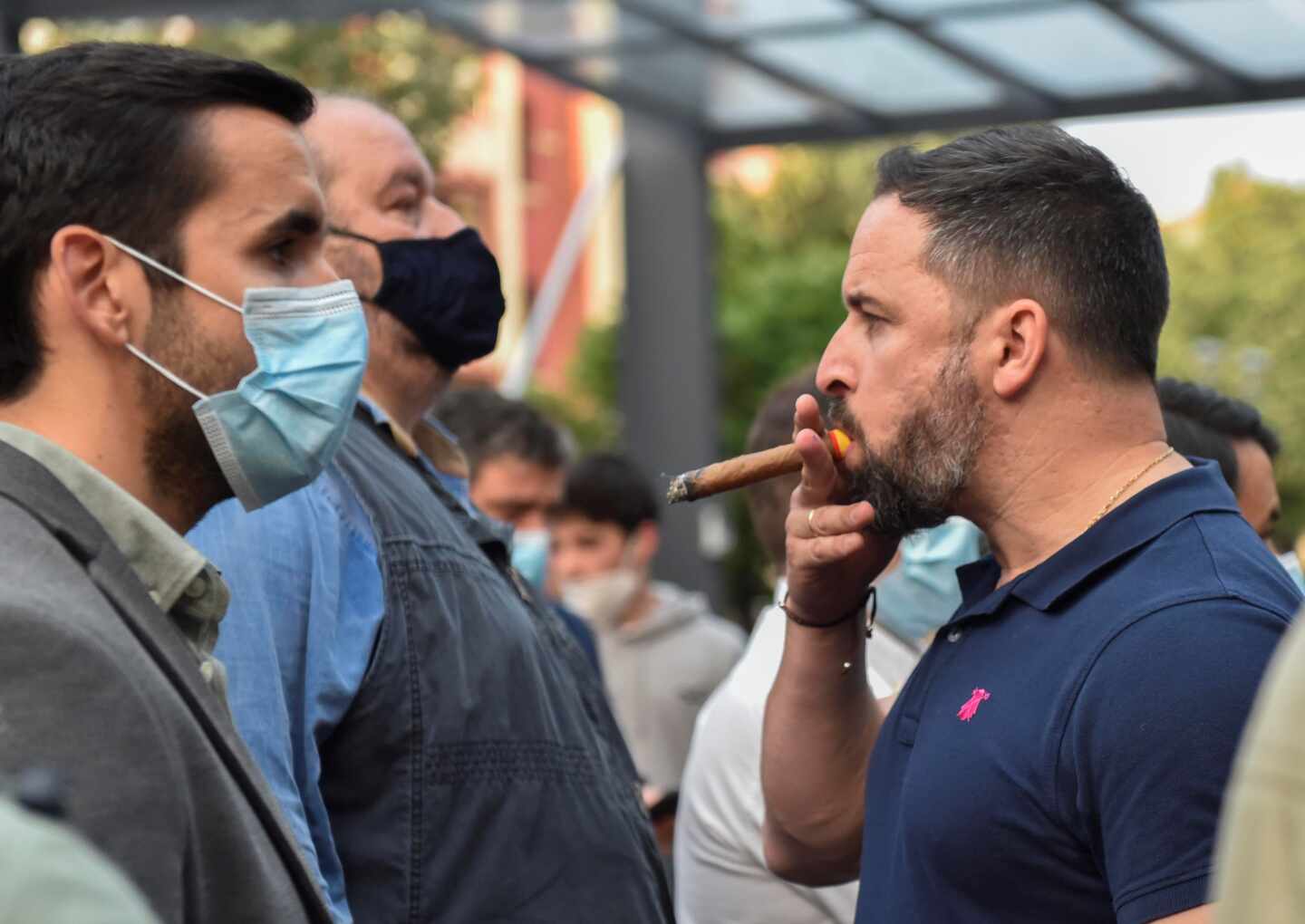 Santiago Abascal, fumando un puro durante el mitin de Vox en Sestao.
