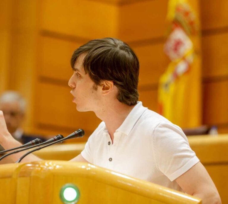 El PP abandona el pleno tras una gran bronca con un senador de Más Madrid