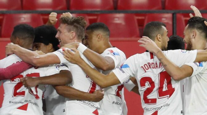Mascarilla en el banquillo y abrazos de gol: el bipolar protocolo del fútbol en siete imágenes