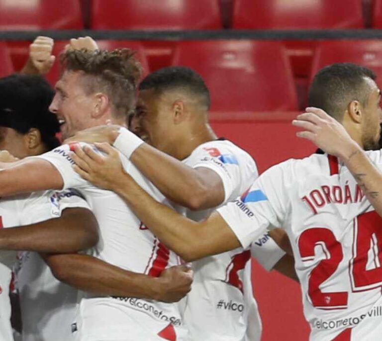 Mascarilla en el banquillo y abrazos de gol: el bipolar protocolo del fútbol en siete imágenes