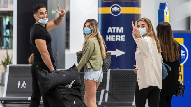 Así será el certificado europeo para los turistas vacunados o con anticuerpos Turistas en el aeropuerto de Palma de Mallorca.