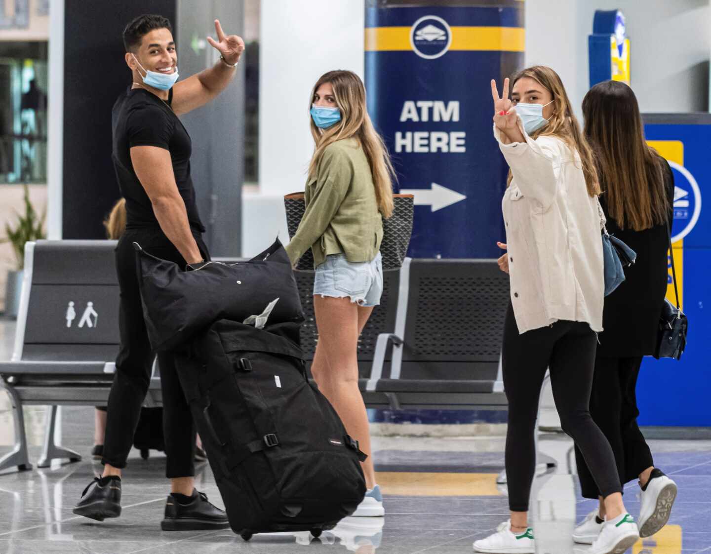 Turistas en el aeropuerto de Palma de Mallorca.
