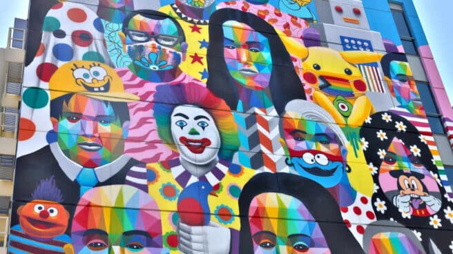 Mural de Okuda en la fachada del Ayuntamiento de Fuenlabrada.
