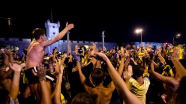 Ni camisetas ni mascarillas: Cádiz celebra el regreso a Primera División