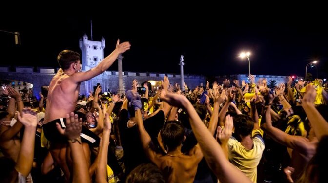 Ni camisetas ni mascarillas: Cádiz celebra el regreso a Primera División