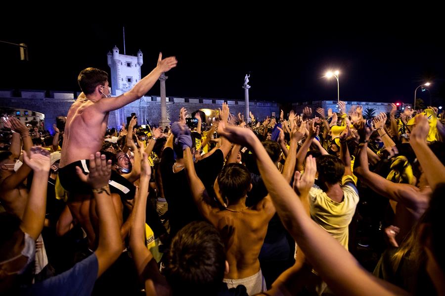 Los hinchas del Cádiz celebran el ascenso a Primera División