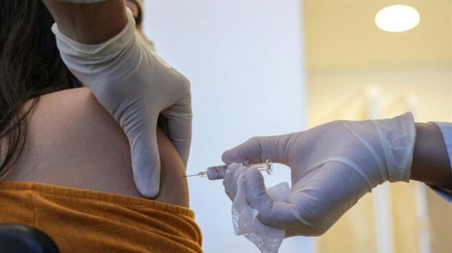 Fotografía cedida por el Gobierno de Sao Paulo que muestra la aplicación de una vacuna contra el nuevo coronavirus desarrollada por el laboratorio chino Sinovac