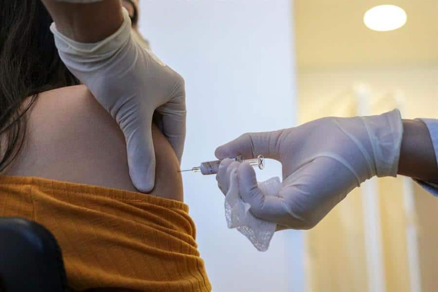 La OMS prevé la vacunación a grupos de riesgo a principios de año y normalidad en verano