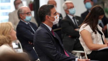 Pedro Sánchez, con una mascarilla con la bandera de España