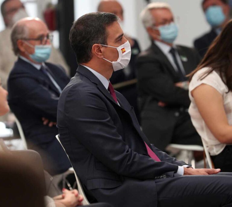 Pedro Sánchez, con una mascarilla con la bandera de España