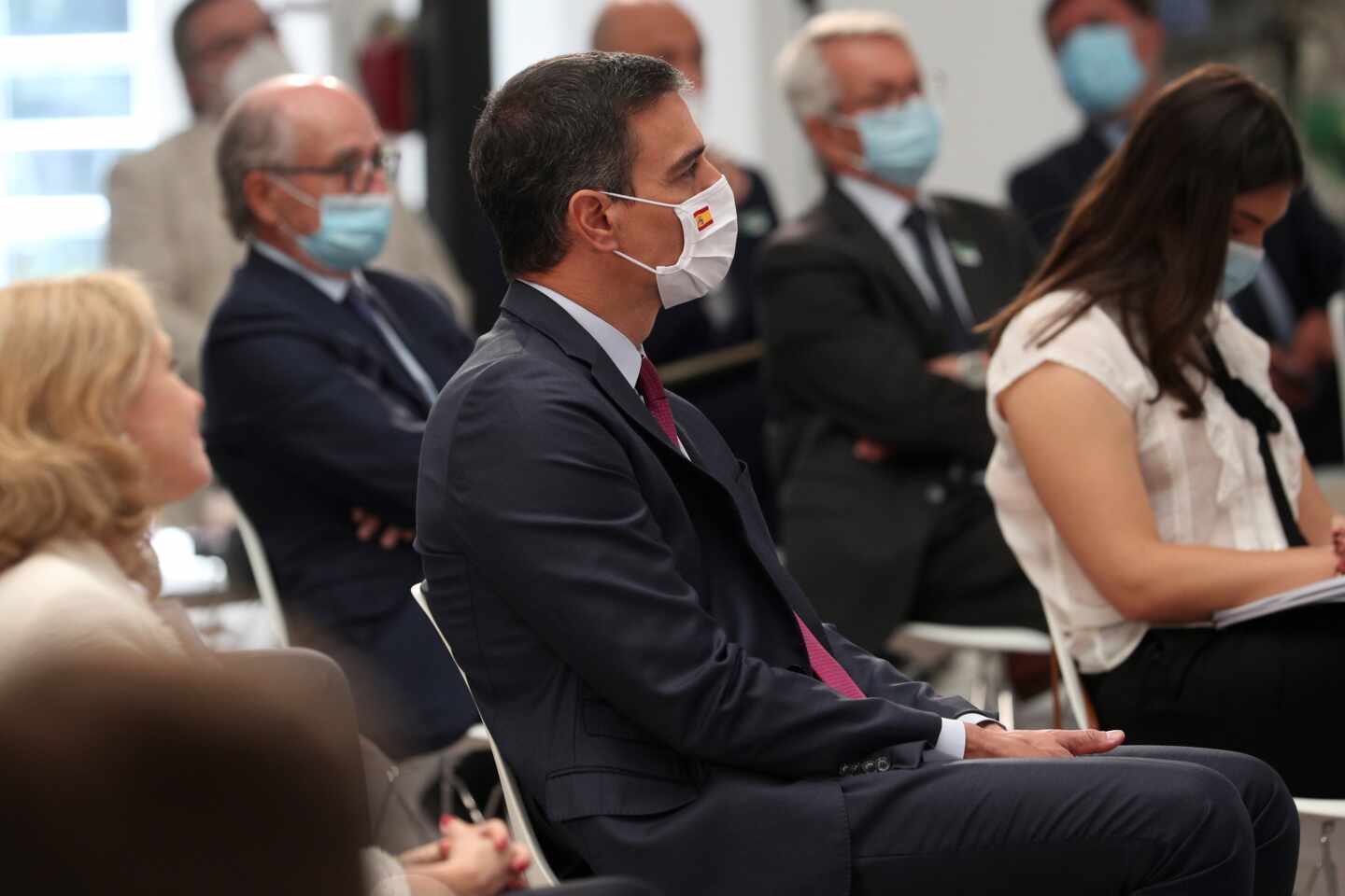 Pedro Sánchez, con una mascarilla con la bandera de España