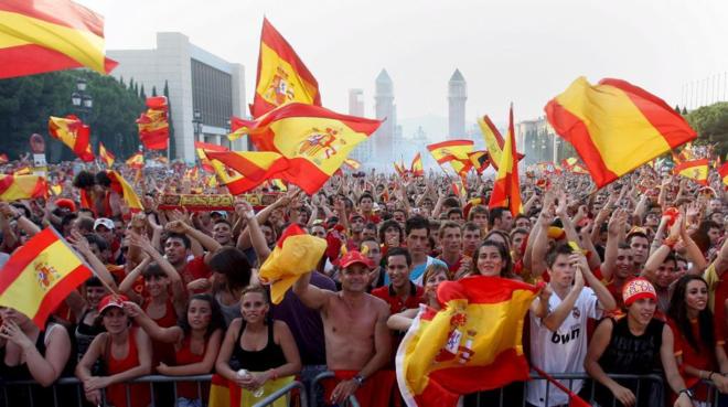 Miles de personas se congregaron en Barcelona en 2010 para ver la final entre España y Holanda