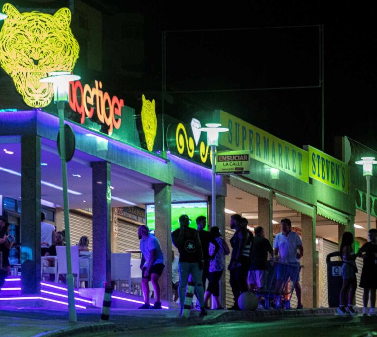 El regreso del turismo de borrachera a Mallorca: ciudadanos británicos provocan incidentes en Magaluf y Palma