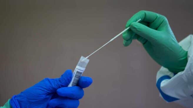 Dos profesionales sanitarias realizan pruebas PCR en el CAP Raval Nord de Barcelona, este viernes.