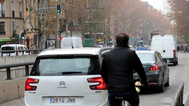 Un hombre circulando en bicicleta.