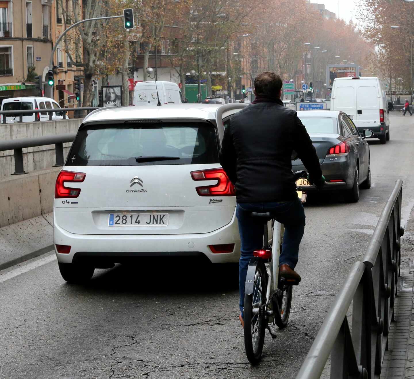 Un hombre circulando en bicicleta.