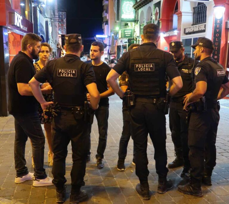 La policía irrumpe una fiesta de 100 personas en Ibiza