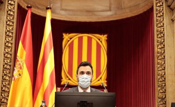El president del Parlament, Roger Torrent. Roger Torrent dirige el Pleno desde el hemiciclo del Parlament