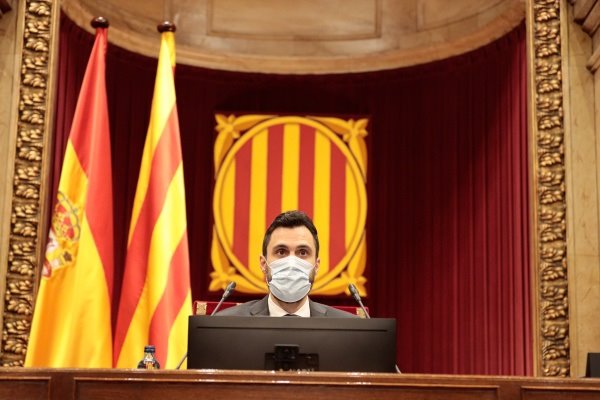 Roger Torrent dirige el Pleno desde el hemiciclo del Parlament