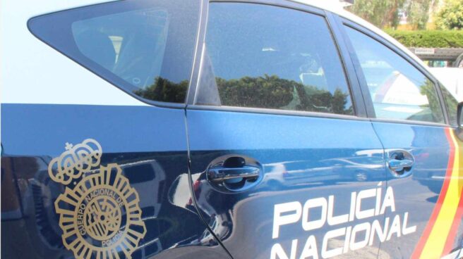 Muere una joven noruega al caer desde un balcón en Marbella Vehículo de la Policía Nacional.