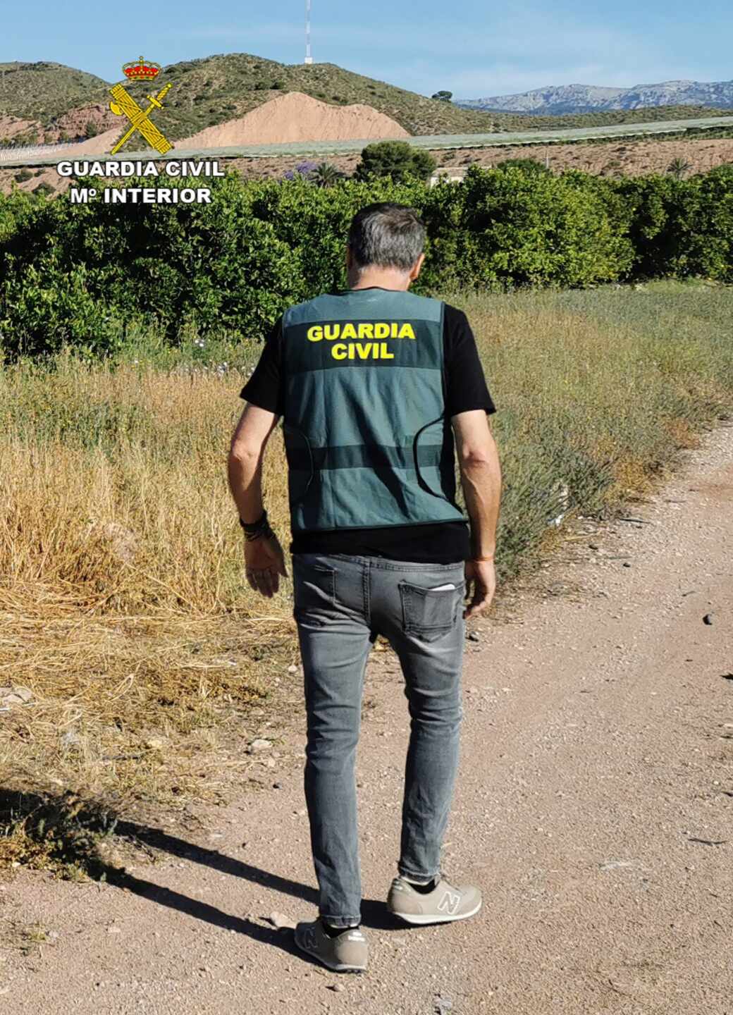 Un Guardia Civil de espaldas.