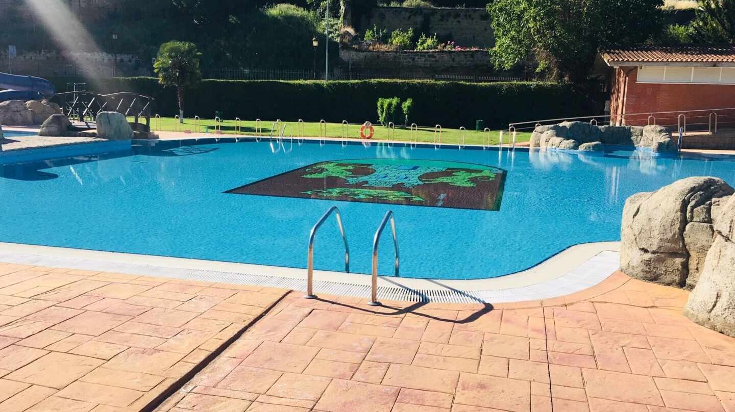 Una piscina.