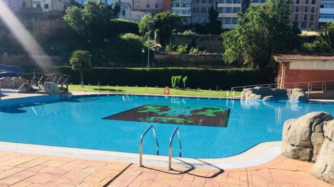 Una piscina.