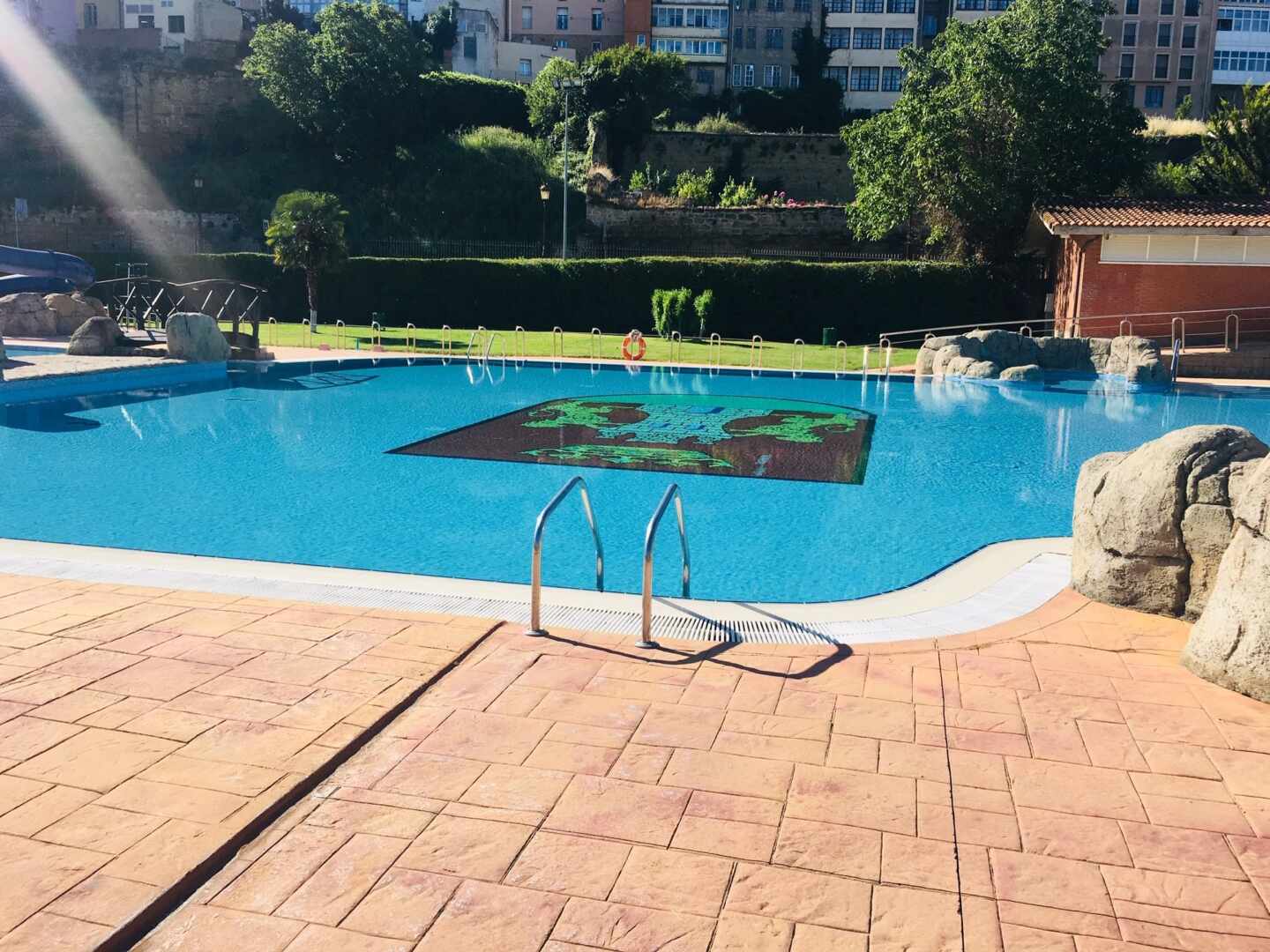 Una piscina.