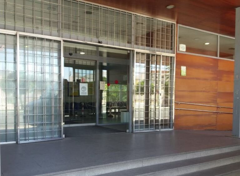 Cesan al director de un centro de salud sevillano por "trabajar Jueves y Viernes Santo"