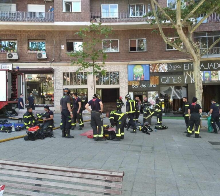 Los Cines Embajadores aplazan su inauguración tras un incendio eléctrico en el bloque del local