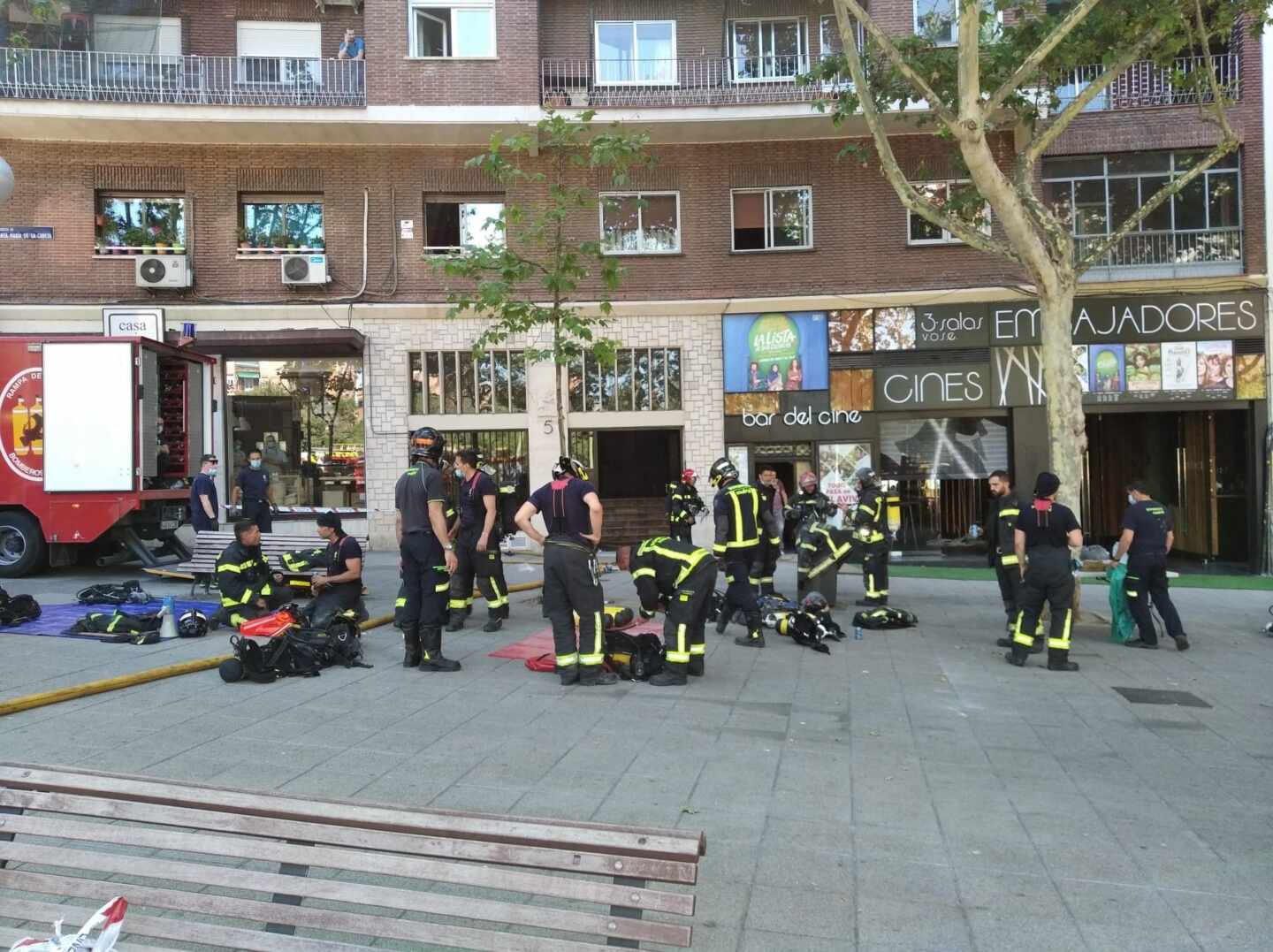 Los Cines Embajadores aplazan su inauguración tras un incendio eléctrico en el bloque del local